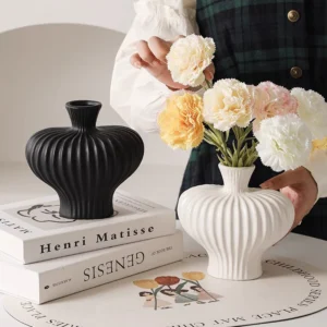 แจกันวินเทจ มินิมอลสีดําและสีขาวรูปหัวใจ